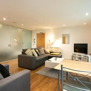 Apartment Spacious 2 Bed Apt W Parking, Close To Centre, Nottingham
